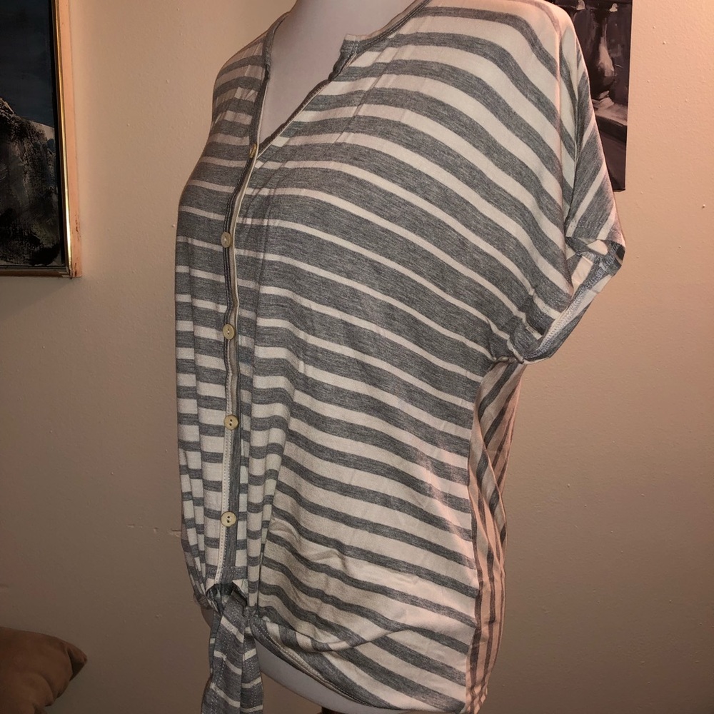 ❤️GRAY & WHITE TOP - Picture 3 of 5